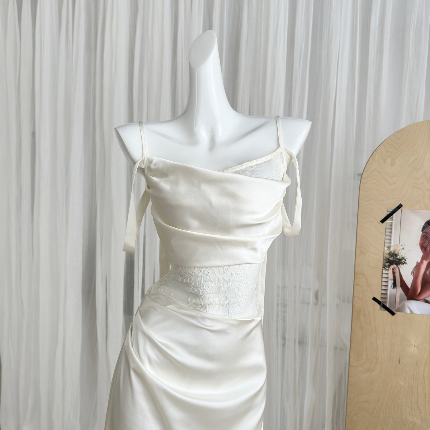 elegant-satin-mermaid-dress-with-lace-and-halter-neck_1