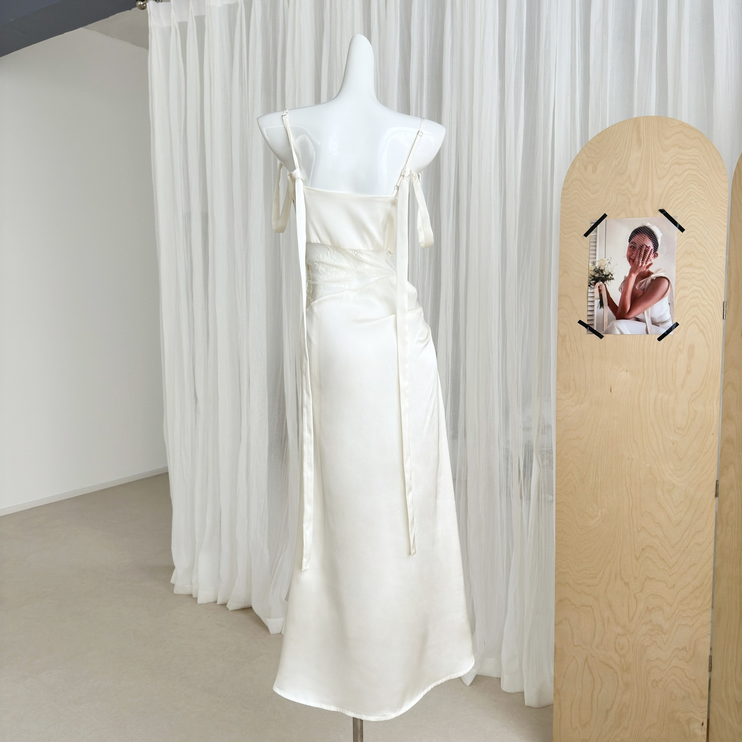 Elegant Satin Mermaid Dress with Lace and Halter Neck - Image 3