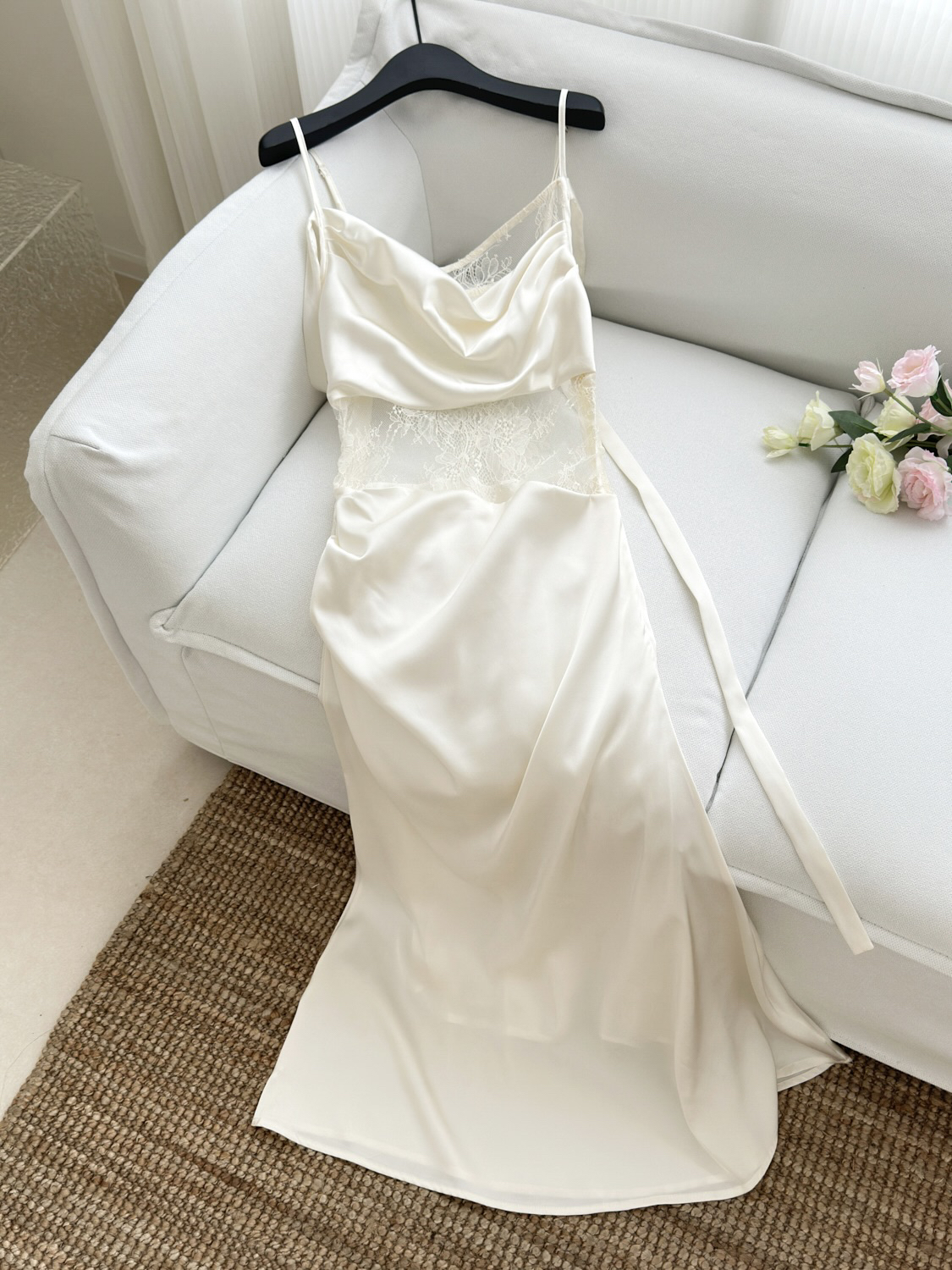 Elegant Satin Mermaid Dress with Lace and Halter Neck - Image 4