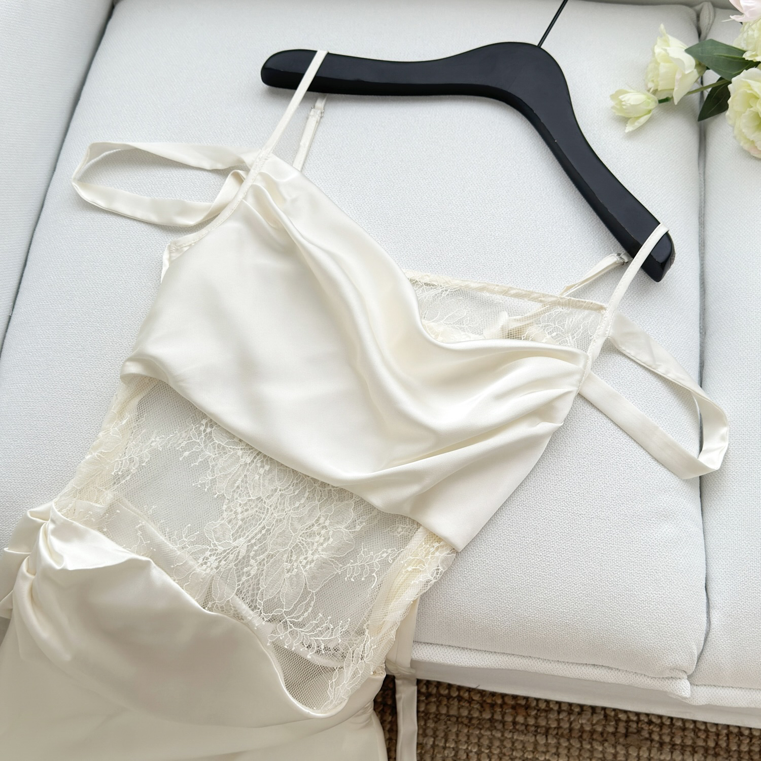 Elegant Satin Mermaid Dress with Lace and Halter Neck - Image 5